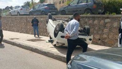 Photo of فاس.. اصطدام سيارتين وسط المجال الحضري يتسبب في إنقلاب سيارة
