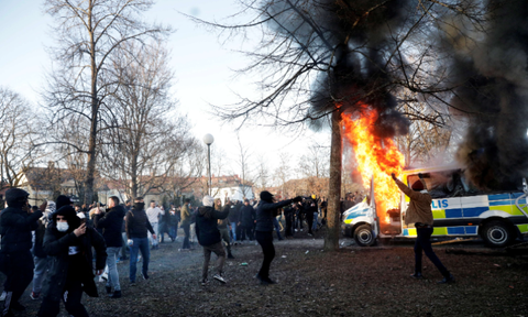 صدامات بين الشرطة السويدية ومحتجين على عزم يمينيين إحراق القرآن