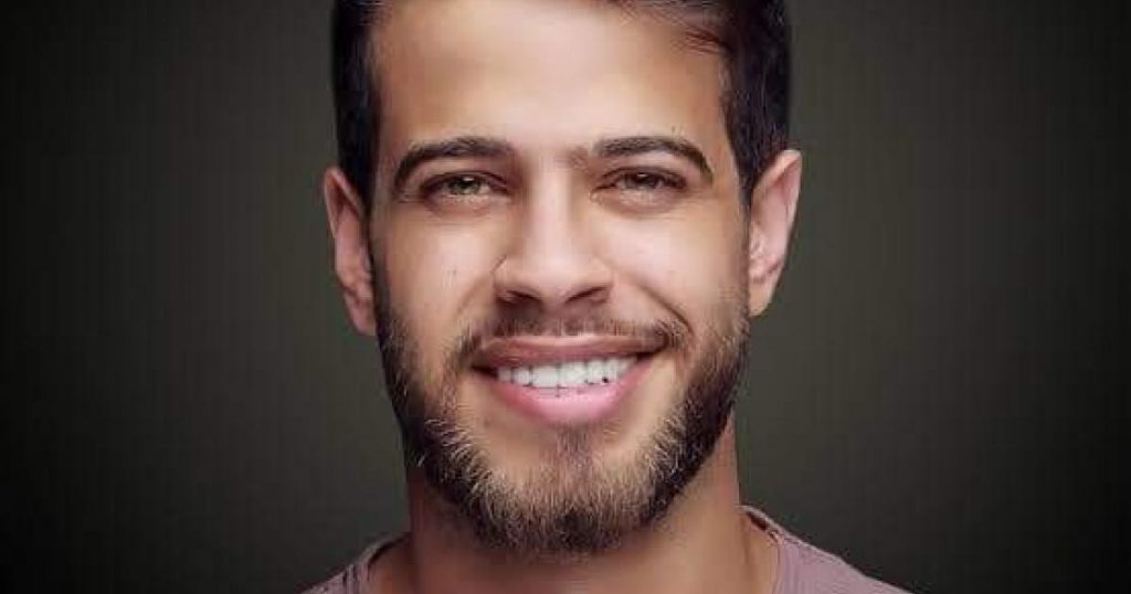 أدهم النابلسي يرتل القرآن في أول ظهور له