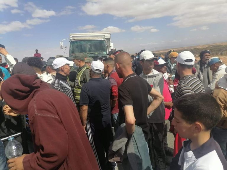 بسبب قرار وزيرة التعمير.. مسيرة احتجاجية تقطع الطريق مؤقتا بين جرسيف وتازة