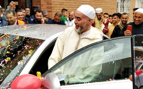 حوار مع “أسامة بو عصاب” الإمام المغربي الذي كرم بسيارة فارهة ضواحي “تاراغونا”