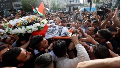 قوات الاحتلال تعتدي على موكب جنازة شيرين وتنزع العلم الفلسطيني عن جثمانها