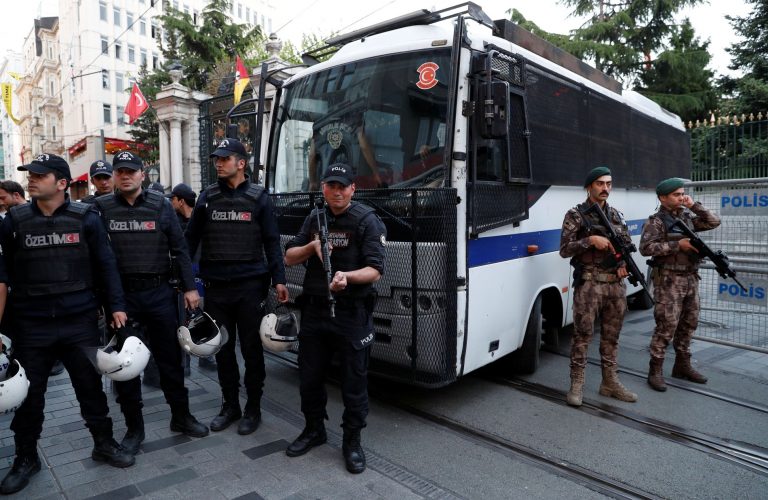 ضمنهم مغربية.. 3 عرب يحاولون الهجرة في صندوق طعام حافلة من تركيا إلى أوروبا