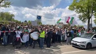 Photo of احتجاجات جزائرية أمام مقر فيفا للمطالبة بإعادة مباراة الكاميرون