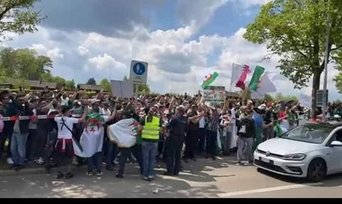 احتجاجات جزائرية أمام مقر فيفا للمطالبة بإعادة مباراة الكاميرون