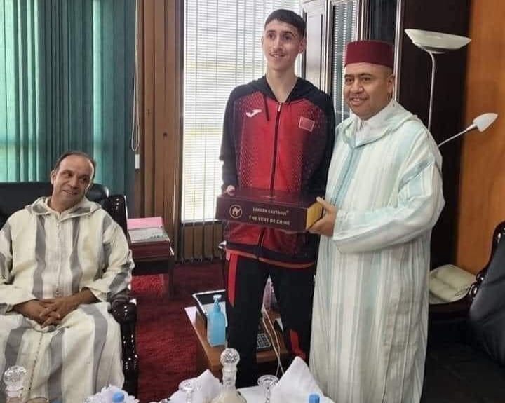 مصدر يكشف تفاصيا استقبال عامل اقليم الخميسات للبطل جواد خشينة