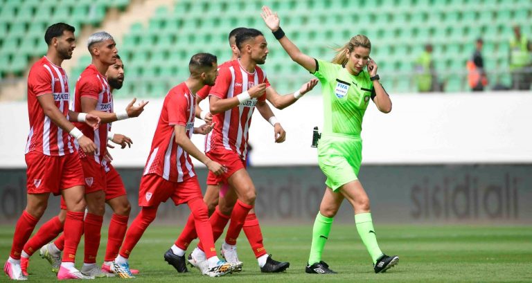 شرطية مغربية ..الحكمة بشرى كربوبي تتألق في نهائي كأس العرش