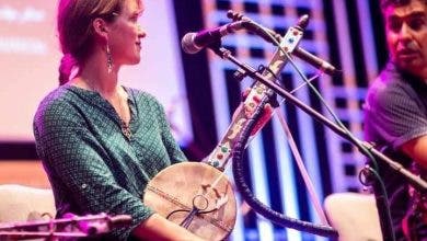 Photo of الأمريكية “كيتي هيكس” تدهش الجمهور بعزف آلة الرباب وأداء أغاني امازيغية