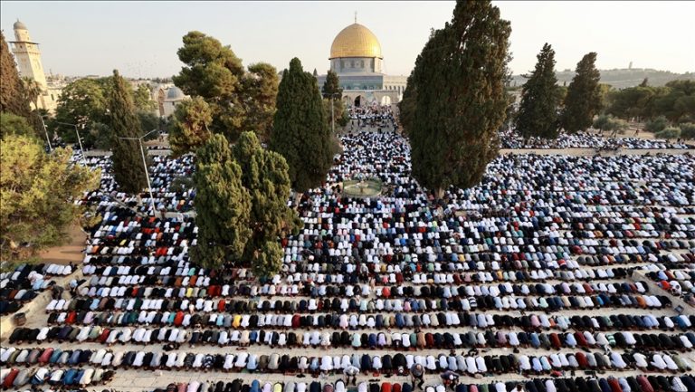 عشرات الالآف من الفلسطينيين يؤدون صلاة العيد في المسجد الاقصى