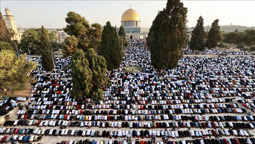 عشرات الالآف من الفلسطينيين يؤدون صلاة العيد في المسجد الاقصى