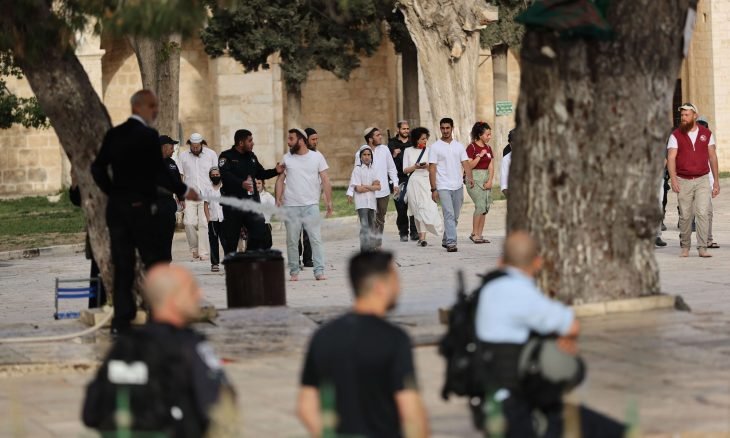 مئات المستوطنين يقتحمون الأقصى ومحاصرة المصلين في المسجد القبلي