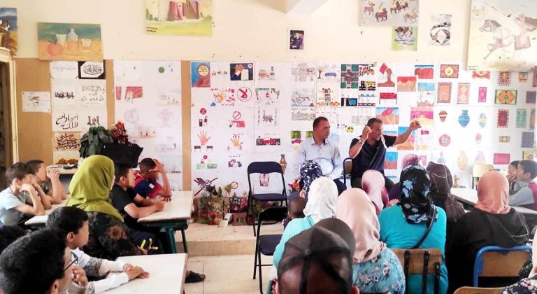 أستاذ بالرشيدية يجمع الأبناء والآباء لتدارس سبل بناء المشروع الشخصي للتلميذ