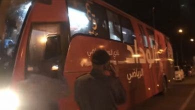 Photo of الاعتداء على حافلة الوداد وتهشيم زجاجها ومواجهات بين الجماهير (فيديو+)
