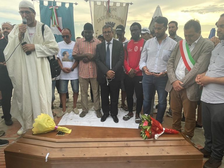 حصري.. مراسيم تأبين مهاجر مغربي بعد إنقاذه طفلين من الغرق في كازيرتا