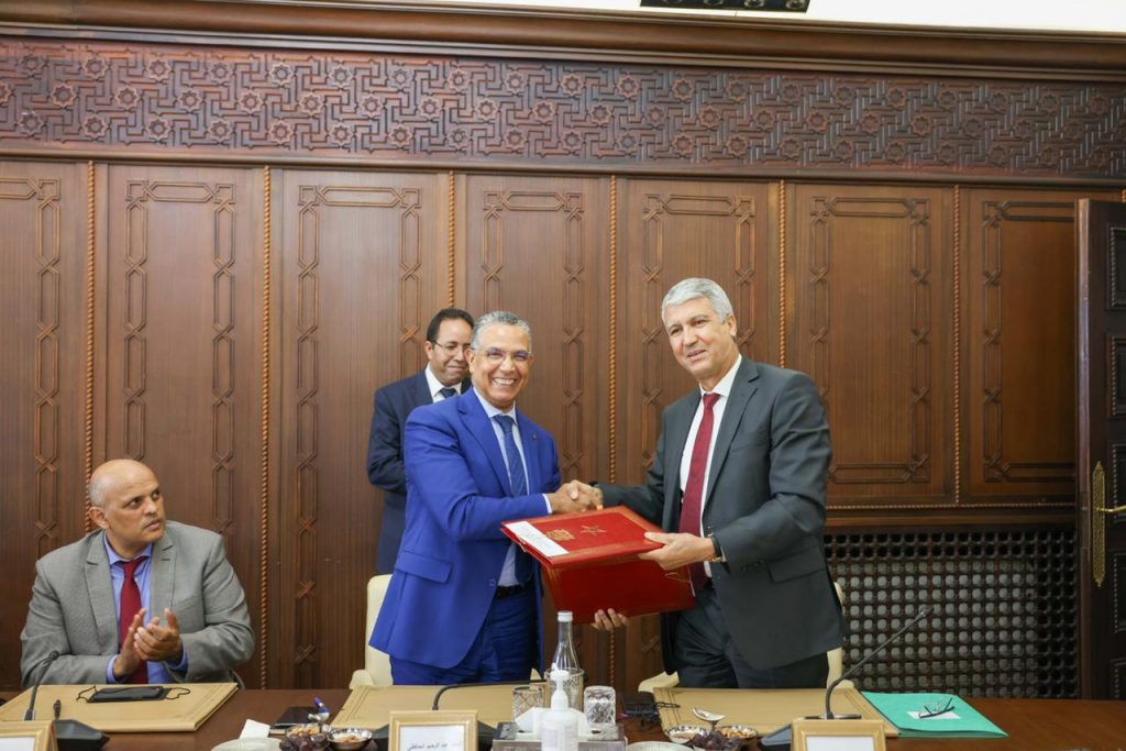 أخنوش يترأس توقيع اتفاقية لإحداث محطة لتحلية الماء بداخلة