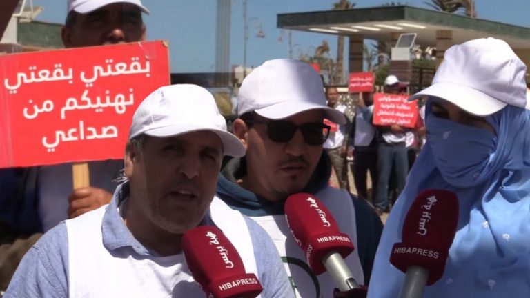 اقتنوا بقعا أرضية قبل 20 سنة ولم يتسلموها بعد…متضررون يحتجون بالداخلة (+فيديو)