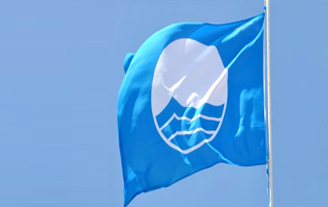 رفع اللواء الأزرق ب28 شاطئا وميناءين ترفيهيين خلال صيف 2022