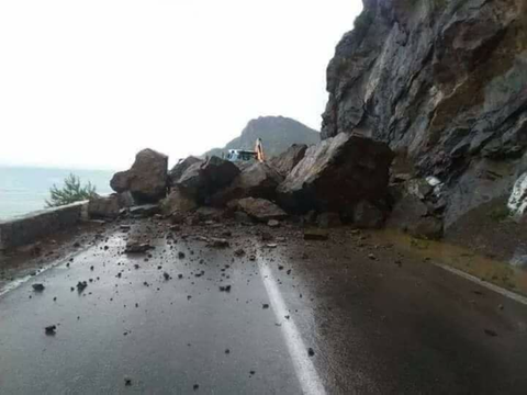 انهيار صخري يقطع مؤقتا حركة السير في “تيزي انتيشكا”