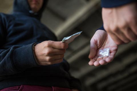“المخدرات ” وأقراص “الهلوسة”  تورطان أربعينيا