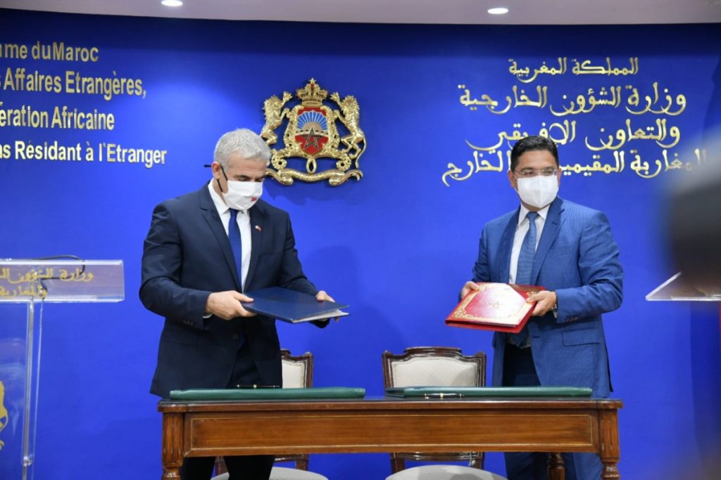 قناة عبرية: لابيد يتدخل في قضية "تحرش السفير الإسرائيلي بمغربيات"