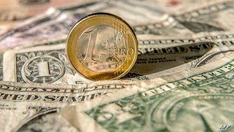 قيمة الدولار تقترب من مساواة اليورو لأول مرة منذ عقدين