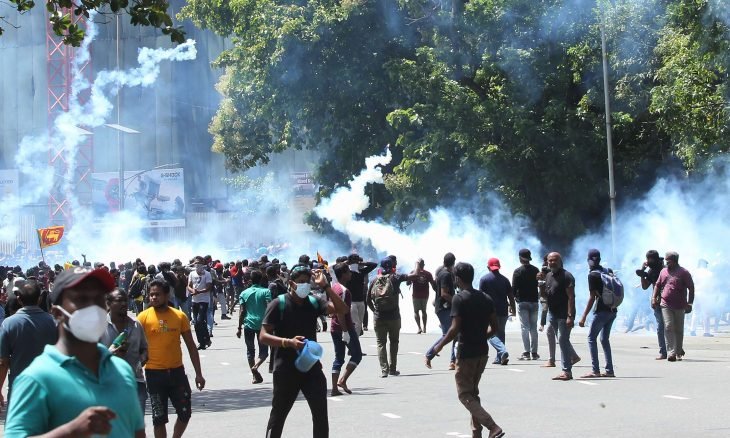 بعد اقتحام مقر إقامة الرئيس السريلانكي.. محتجون يستمتعون في مسبحه الخاص