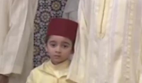 نجل الأمير مولاي رشيد يخطف الأنظار أثناء أداء صلاة عيد الأضحى