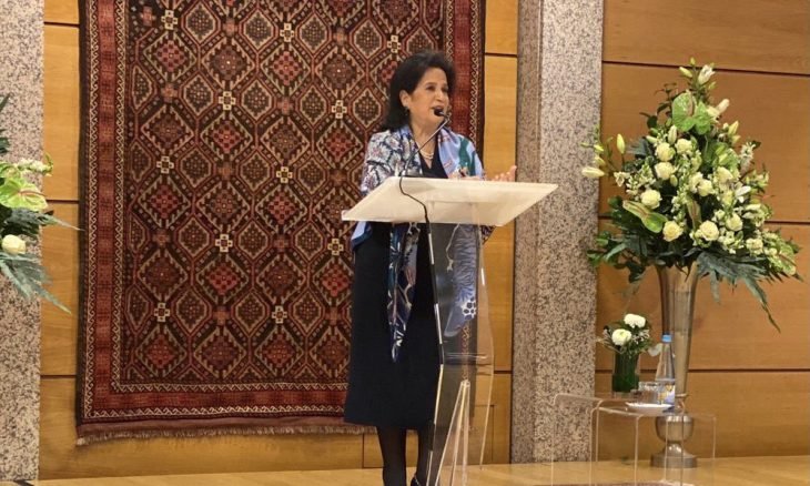 إقالة مسؤولة بحرينية كبيرة بسبب رفضها مصافحة سفير إسرائيلي