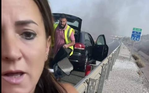 إسبانية تبحث عن سائق شاحنة مغربي أنقذ سيارة إبنتها من الإحتراق