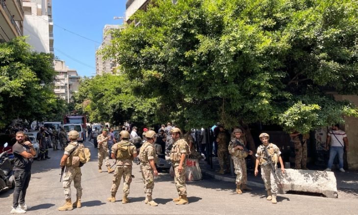 مسلّح يقتحم مصرفاً في بيروت ويحتجز رهائن مطالبا بأمواله