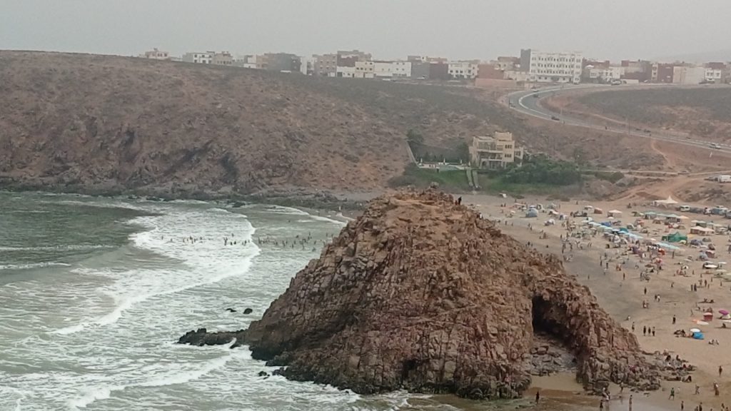 شواطئ الجنوب...عندما تعانق الأمواج الجبال وسحر الجمال