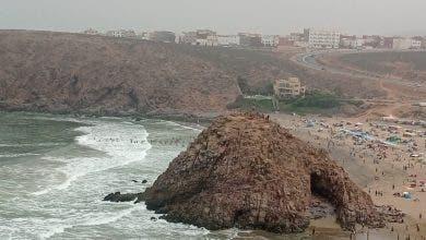 Photo of شواطئ الجنوب…عندما تعانق الأمواج الجبال وسحر الجمال