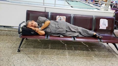 وزير تونسي سابق يعتصم رفقة أسرته في مطار قرطاج