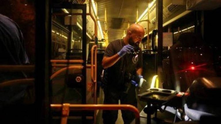 إطلاق نار في القدس.. فلسطيني يسلم نفسه للشرطة الإسرائيلية بعد هجوم على حافلة