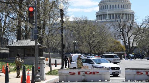 رجل يقود سيارة مشتعلة باتجاه الكونغرس الأمريكي وينتحر عند اقتراب الشرطة