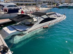 غرق يخت يسائل ادارة ميناء طنجة الترفيهي ( صور ) 6 غرق يخت يسائل ادارة ميناء طنجة الترفيهي ( صور )
