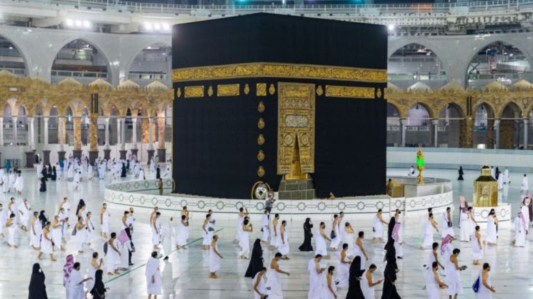 السعودية تسمح بأداء العمرة لزوارها بكافة أنواع التأشيرات