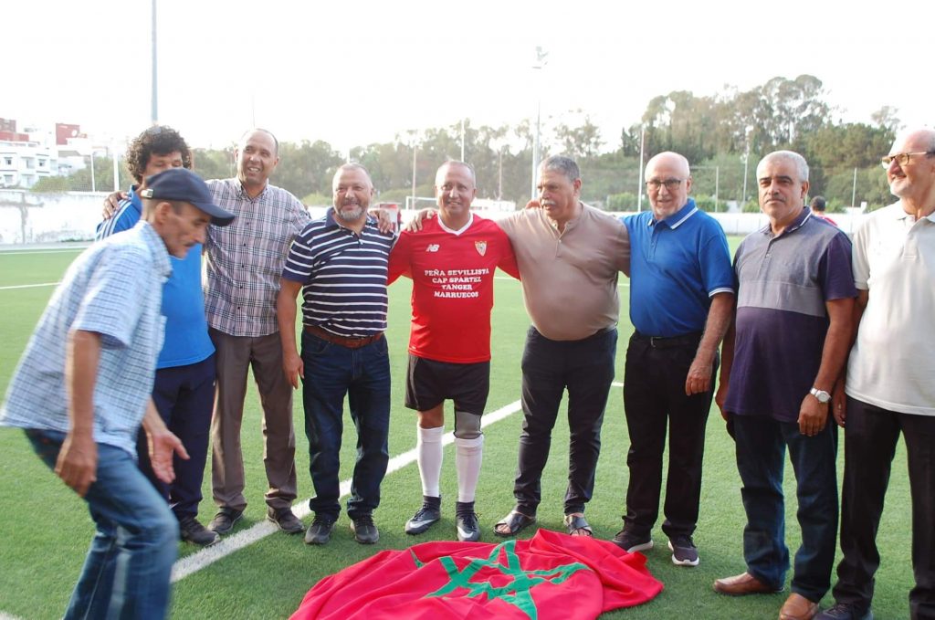 طنجة ..أبناء "حي كولومبيا" يكرمون اللاعب نورالدين الهسكوري
