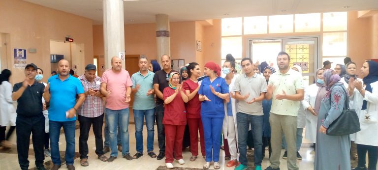 تازة.. وقفة احتجاجية ضد الاعتداء على ممرضتين بطب الأطفال