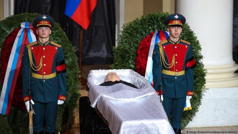 غاب بوتين ..الآلاف يشيعون جثمان غورباتشوف إلى مثواه في موسكو