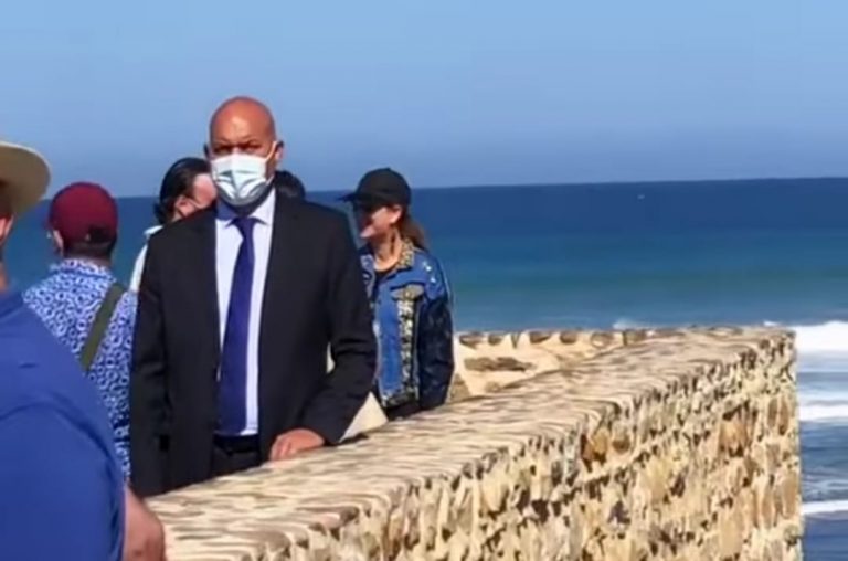 ظهور الأميرة سلمى بمدينة أصيلة تبادل المارة التحايا