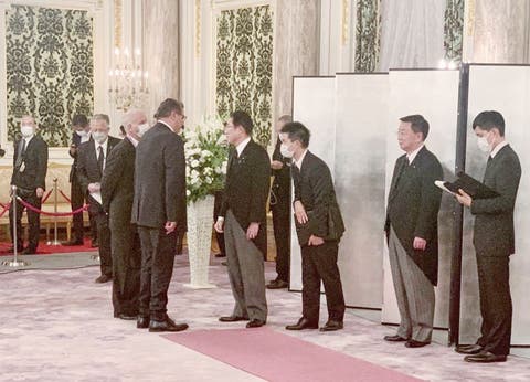 أخنوش يقدم تعازي الملك إلى الوزير الأول الياباني وأرملة الراحل