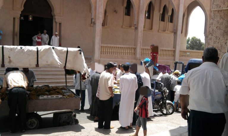 سطات.. هجمة الباعة الجائلين تحاصر المساجد وتعرقل نقل الجنائز