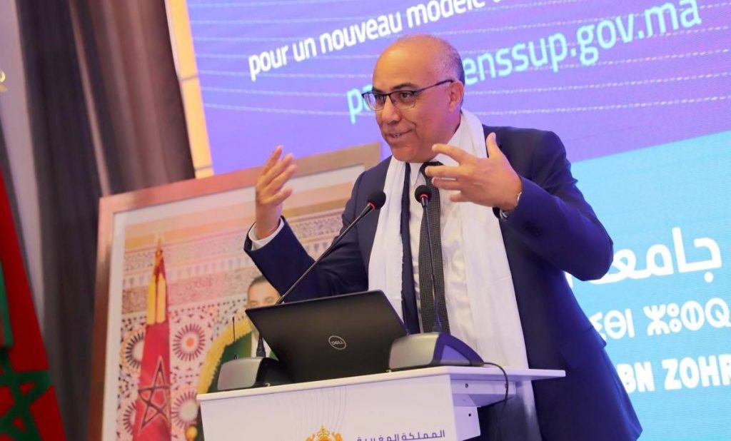 الميراوي يتفاعل مع فن الشيخات ويدعو إلى تلقينه للأبناء في برنامج إذاعي