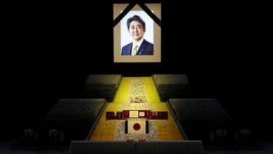 Photo of بالورود وإطلاق القذائف.. اليابان تودع شينزو آبي في جنازة رسمية