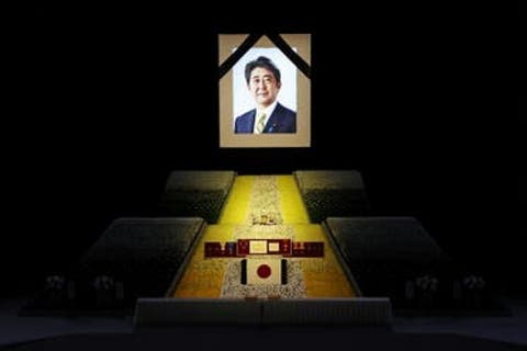 بالورود وإطلاق القذائف.. اليابان تودع شينزو آبي في جنازة رسمية