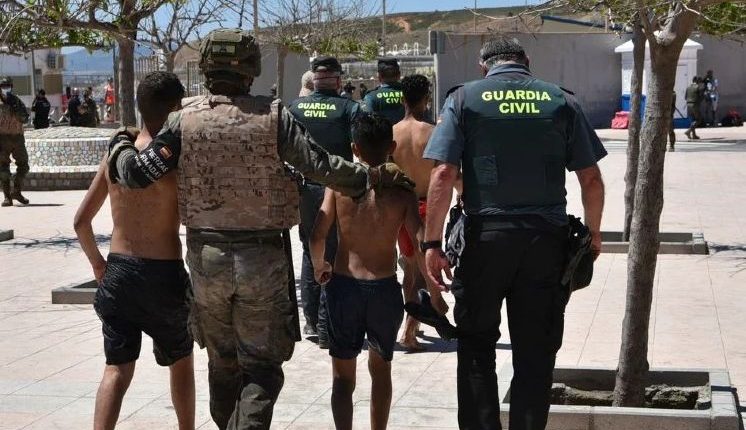 سبتة ..استعداد لترحيل عشرات القاصرين المغاربة الى مدن اسبانية
