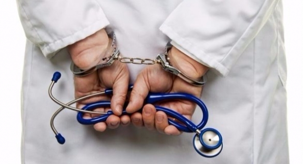 العرائش : توقيف طبيب على خلفية تحرشه الجنسي بمريضة