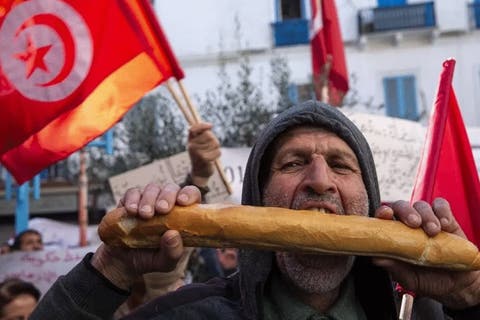 رويترز : نقص الغذاء في تونس مع فراغ الرفوف في المحلات التجارية يهدد “بثورة جياع”