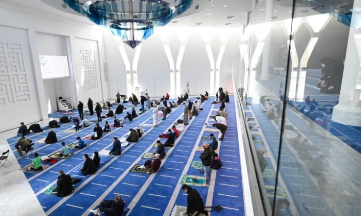 فرنسا: وزير الداخلية يستعد لطرد أئمة مسلمين من البلاد